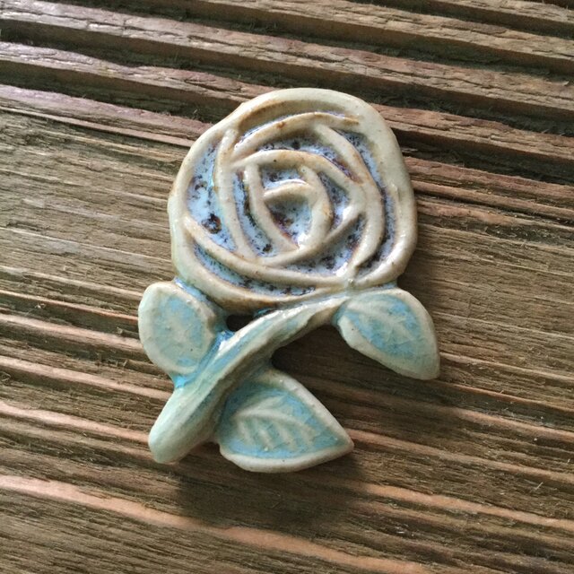陶器で出来たお花のブローチの画像1枚目