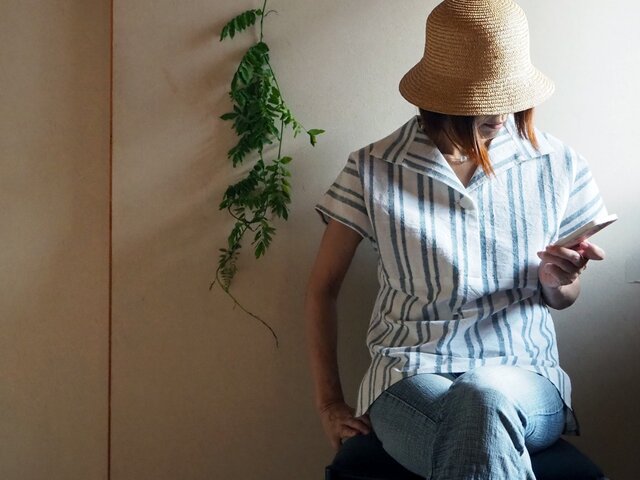 K's -白とグレーの縦縞かぶりTブラウス【受注制作】-着物地(古布)からの画像1枚目