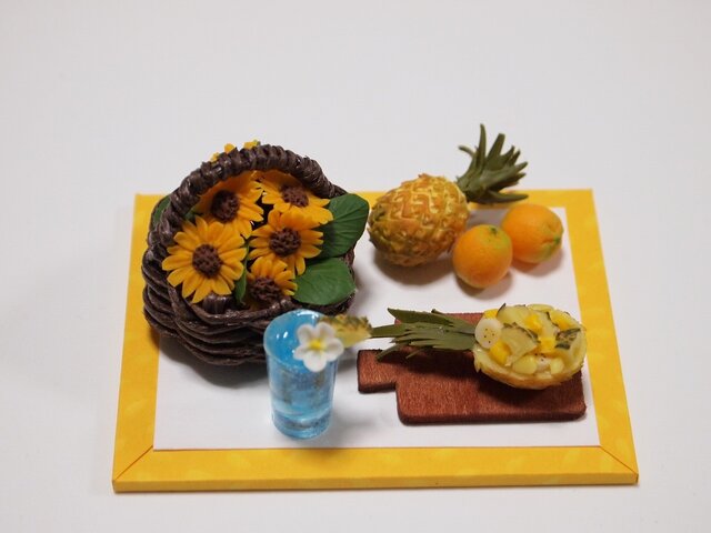 ひまわりの籠盛りとパイナップルの画像1枚目