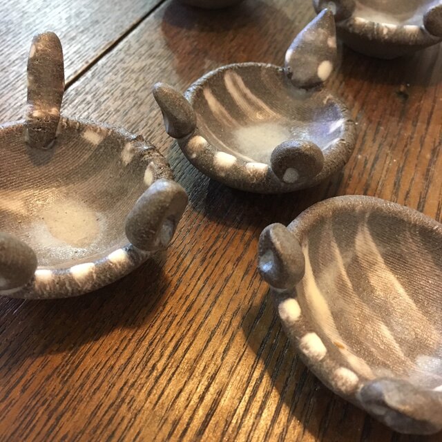 ねこ風な豆皿(=^・^=) ネコ 猫 陶器 小皿 薬味皿 アクセサリートレイの画像1枚目