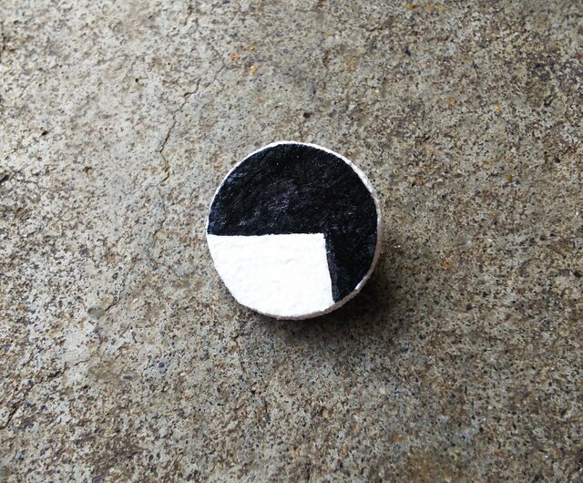 monotone badgeの画像1枚目