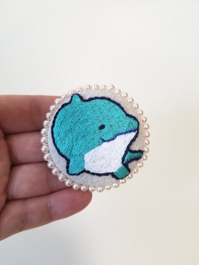 水色のイルカ☆ほっこり手刺繍とスワロフスキーパールのブローチの画像1枚目