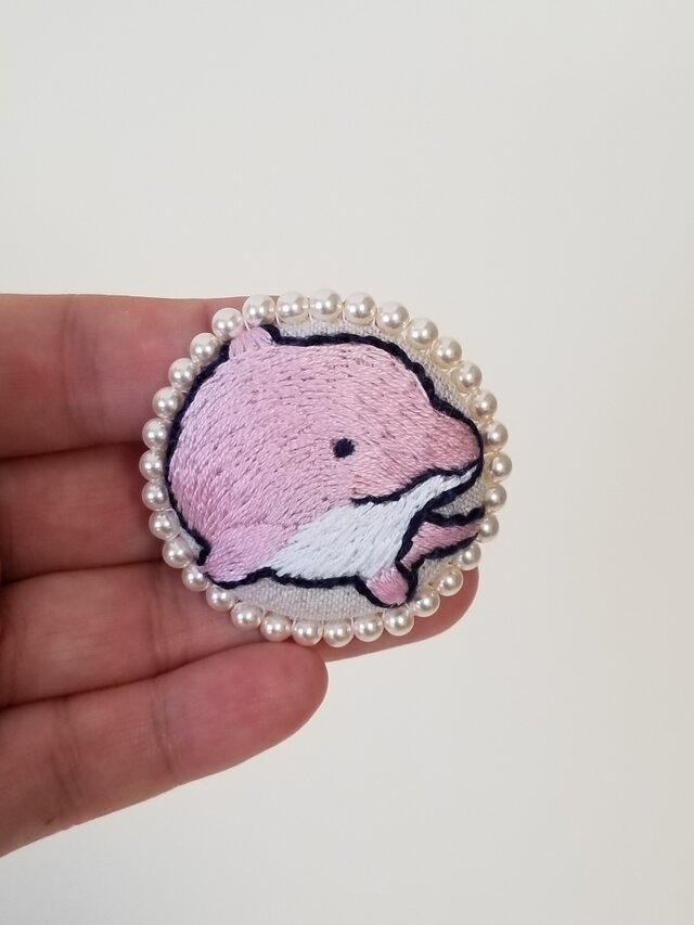 ピンクのイルカ☆ほっこり手刺繍ブローチとスワロフスキーパールの画像1枚目