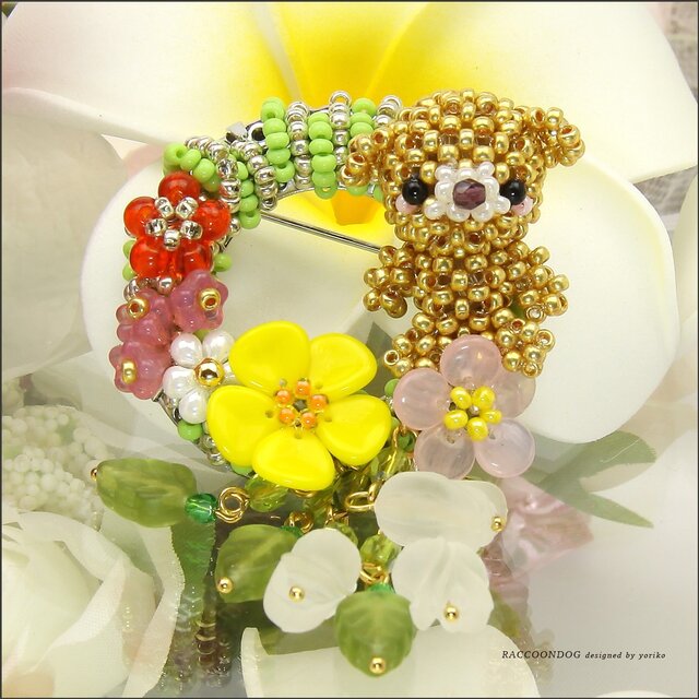 くまさんとお花のブローチ【ビーズ細工/ビーズドール】《ビーズアクセサリー》の画像1枚目