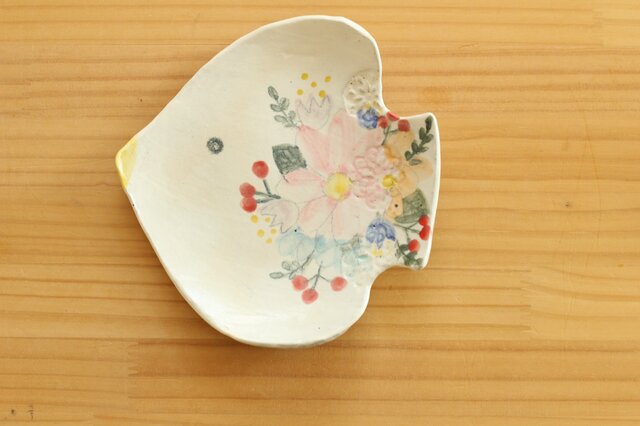 粉引とり形にお花のお皿。の画像1枚目