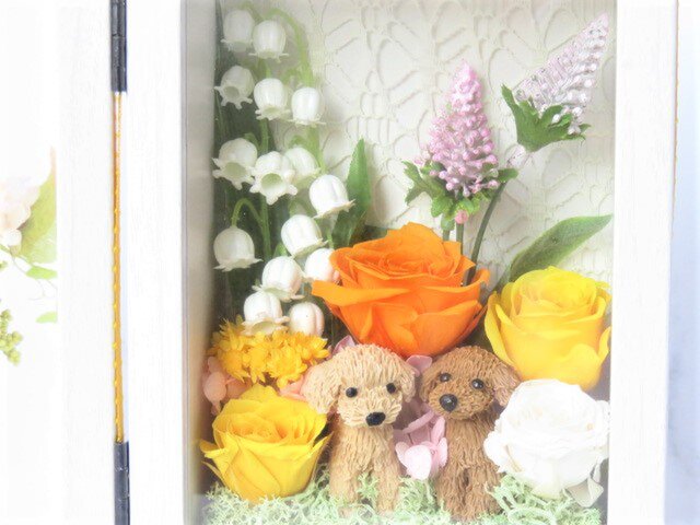 毛色が選べるトイプードルのフォトフレーム 結婚祝い お誕生日 イエロー バラ プリザーブドフラワー♪の画像1枚目