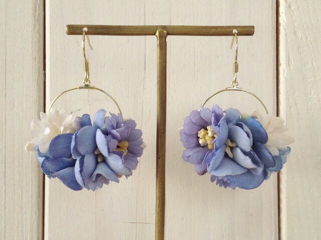 染め花のフープピアス(M・ブルー&薄紫)の画像1枚目