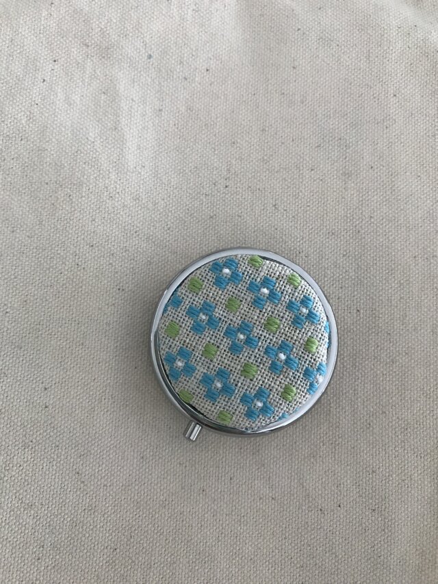 *再販* こぎん刺しのピルケース〈はなもよう×そらいろ〉の画像1枚目