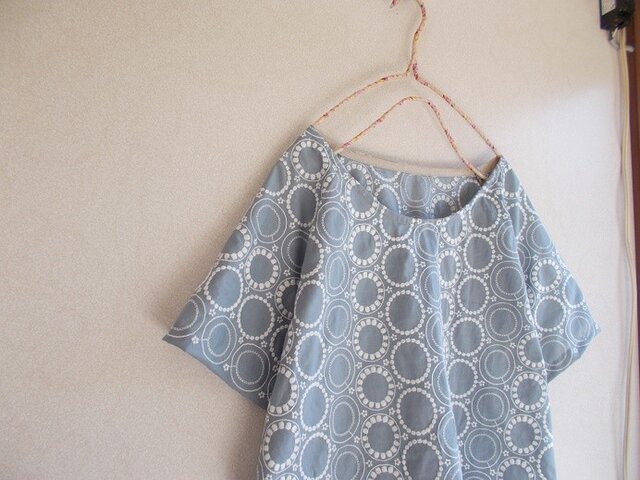 刺繡ラグランプルオーバーの画像1枚目