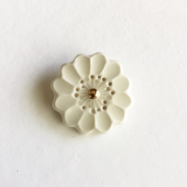 陶ブローチ 白い花の画像1枚目