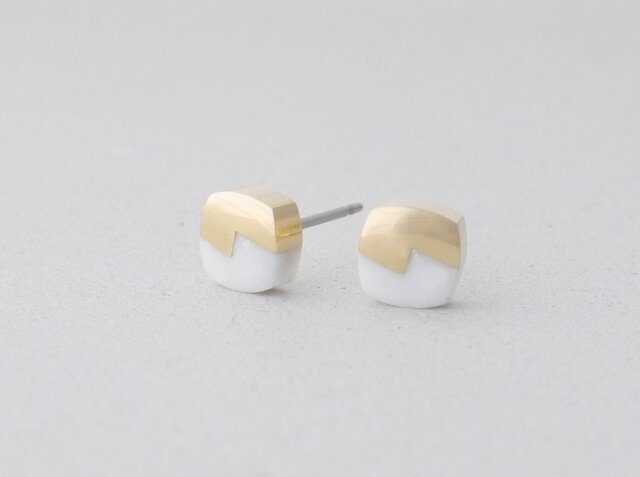ジグザグピアス ◼️ 白 丸の画像1枚目