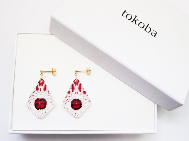 tokoba ピラミッド・ピアス 赤 くもの巣(K18)の画像1枚目