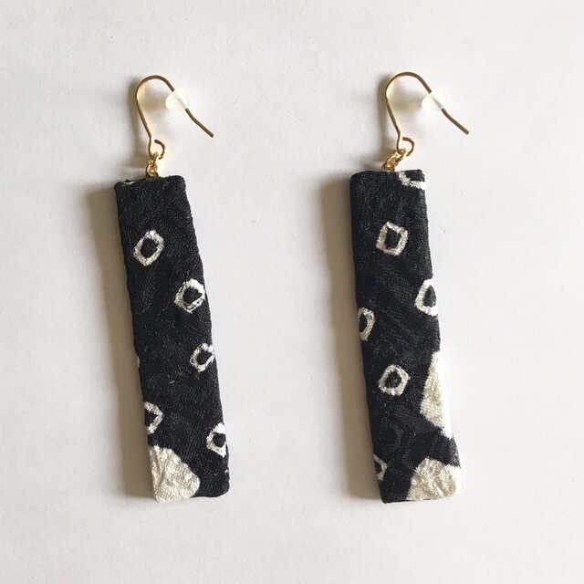 有松絞りピアス::長方形 黒