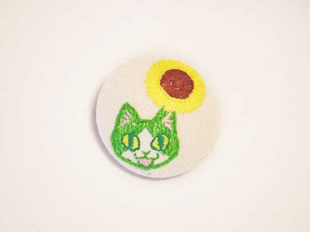 くるみボタンの刺繍ブローチ(ひまわり)の画像1枚目