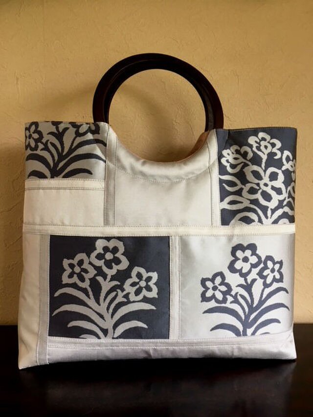 グレー地の帯地手提げ　丸い木の手