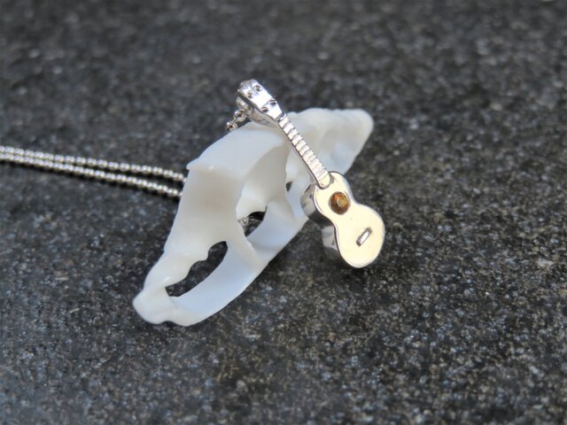 Small Ukulele Pendant シルバー "あなたの胸元で優しい音を奏でるウクレレ"の画像1枚目