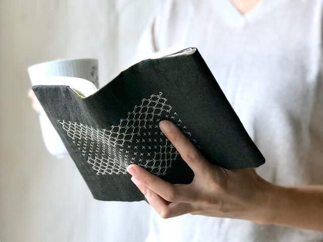 カーキ色の大人っぽく落ち着きのある刺し子ブックカバーの画像1枚目