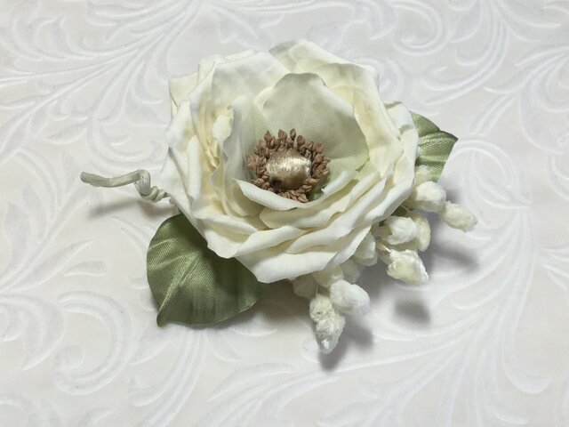 白い実と薔薇の画像1枚目
