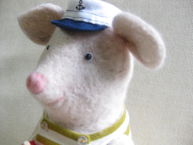 動物シリーズ「ブタの男の子と船」の画像1枚目
