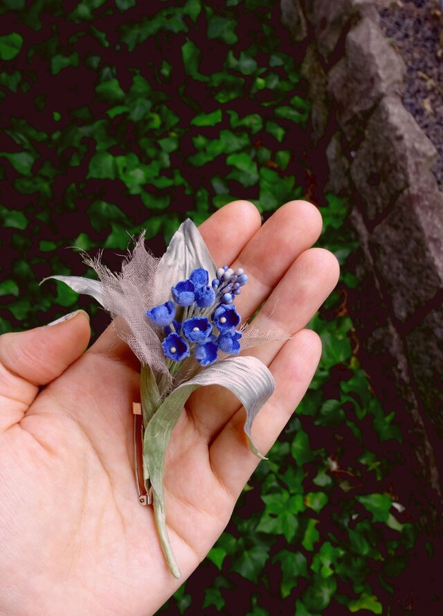 たわわになったブルーのお花 * ビロード製 * コサージュの画像1枚目