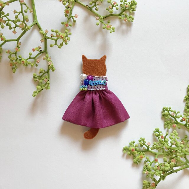 【せなかねこブローチ】葡萄ワンピースの猫ちゃん(フェルト・スパンコール・ビーズ・刺繍)の画像1枚目