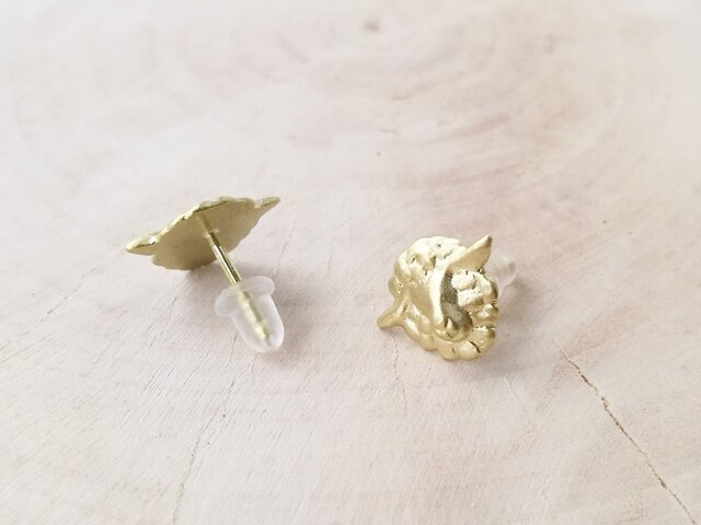 羊ピアス | iichi 日々の暮らしを心地よくするハンドメイドや