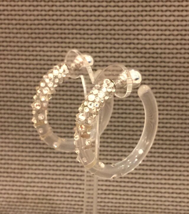 キラキラ アクリルフープピアス・Bの画像1枚目