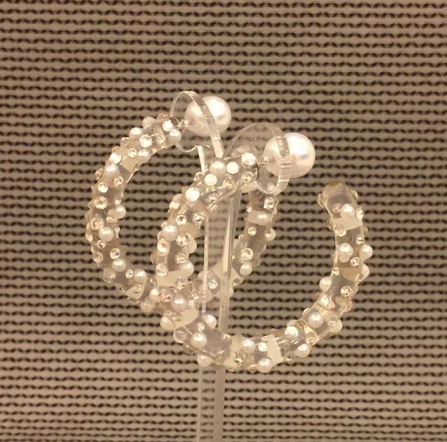 キラキラ アクリルフープピアス・Cの画像1枚目