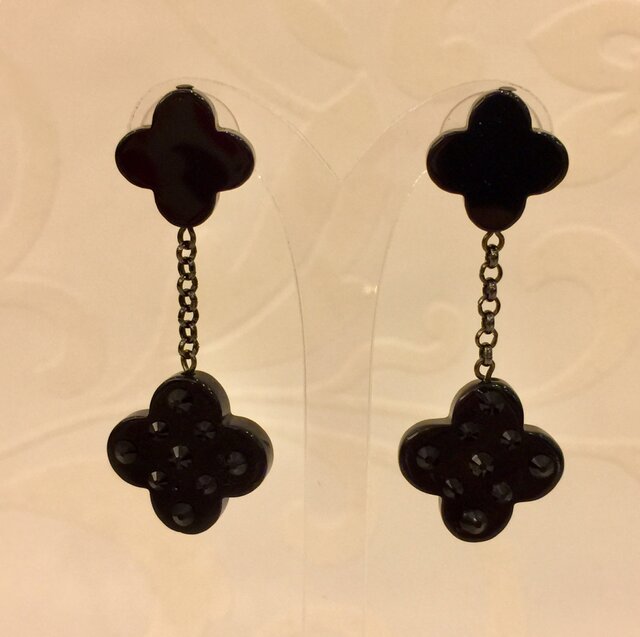 <受注生産>キラキラ ブラックフラワーピアス/イヤリングの画像1枚目