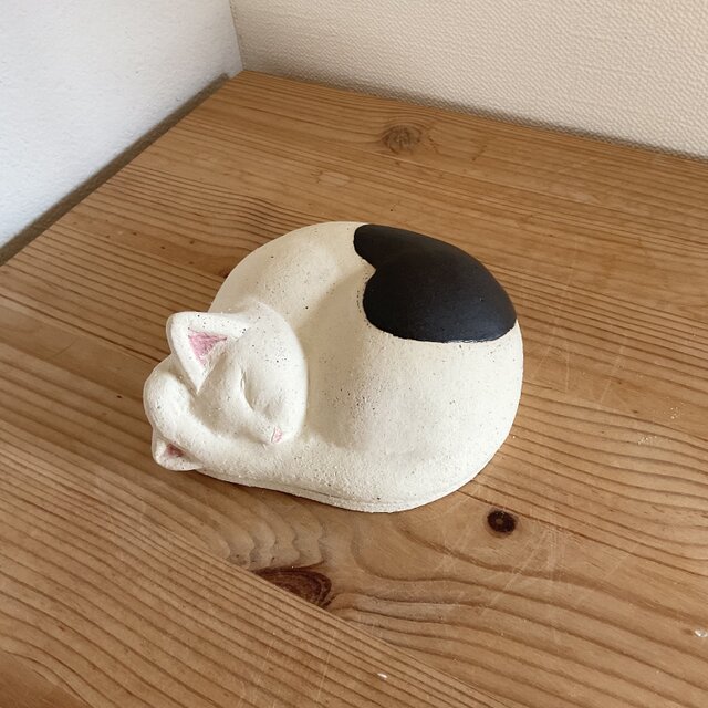 眠り猫の蓋もの（ぶち） | iichi 日々の暮らしを心地よくする