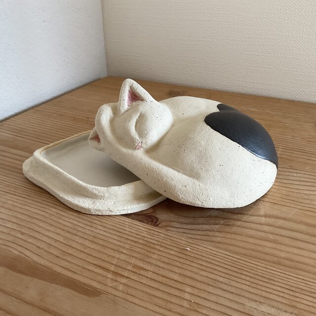 眠り猫の蓋もの（ぶち） | iichi 日々の暮らしを心地よくする
