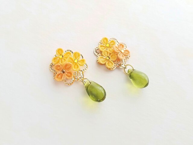 金木犀のピアス*深花 *つまみ細工*の画像1枚目