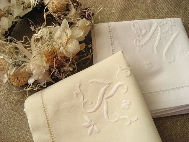 Aging手刺繍イニシャルハンカチ ホワイトt Iichi ハンドメイド クラフト作品 手仕事品の通販