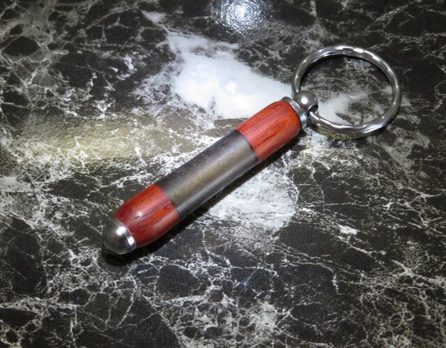 木とレジンで作った手作りキーホルダー・キーリング パドック | iichi