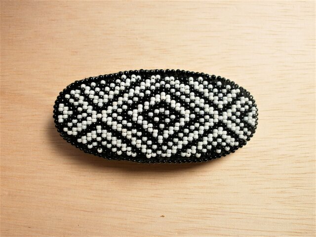 ビーズ刺繍オーバル型モノトーンバレッタ(オルテガ柄)の画像1枚目
