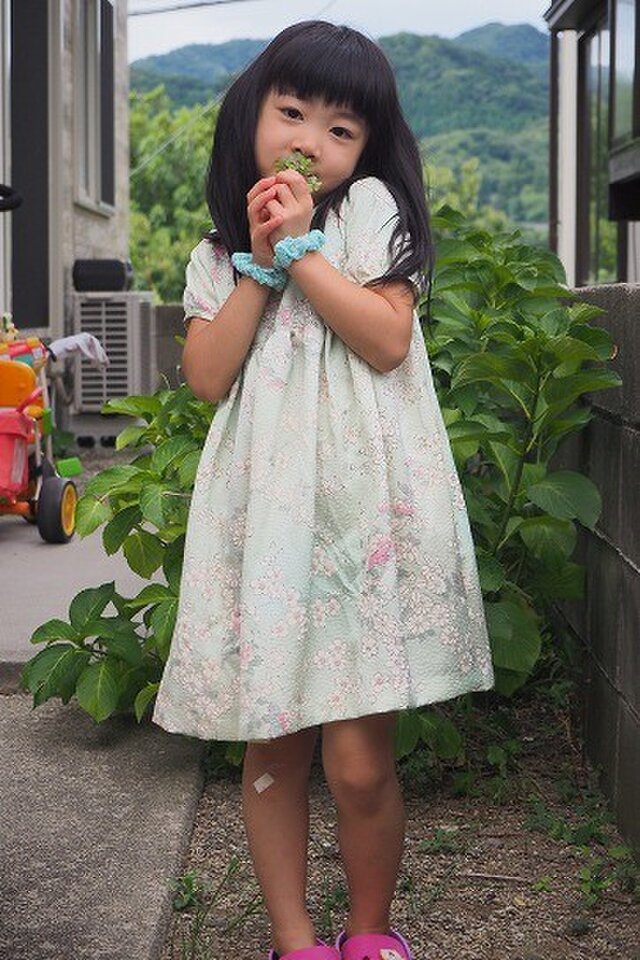 リメイク実用例06:花紋様化繊布を使った着物リメイクーkimono☆子供ワンピースの画像1枚目