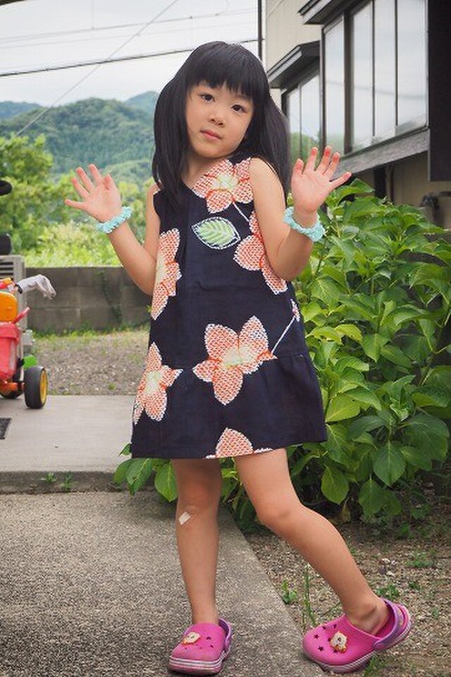 リメイク実用例07:花紋様浴衣を使った着物リメイクーkimono☆子供ワンピースの画像1枚目