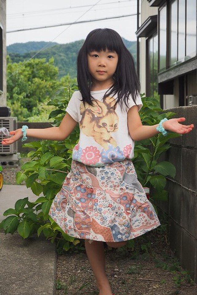 リメイク実用例08:花紋様着物地を使ったリメイクーkimono☆子供スカートの画像1枚目