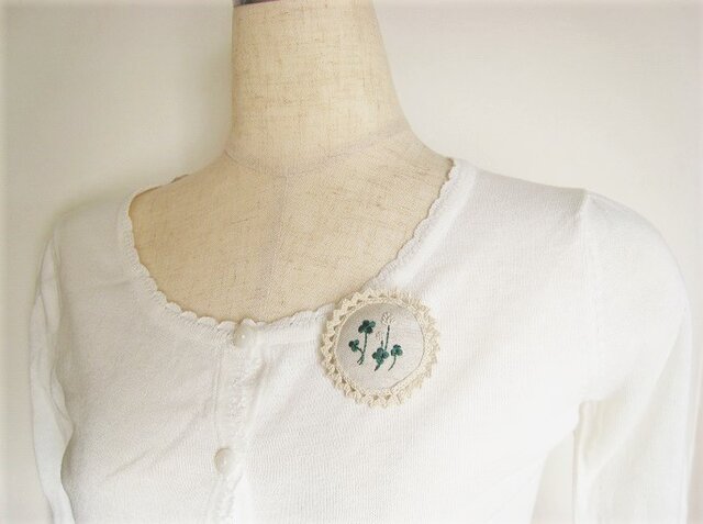 かわいいクローバーの刺繍ブローチの画像1枚目