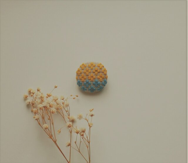 こぎん刺しブローチ(花十字・山吹×青みどり)の画像1枚目