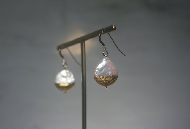 金箔とパールのピアス/Half moonの画像1枚目