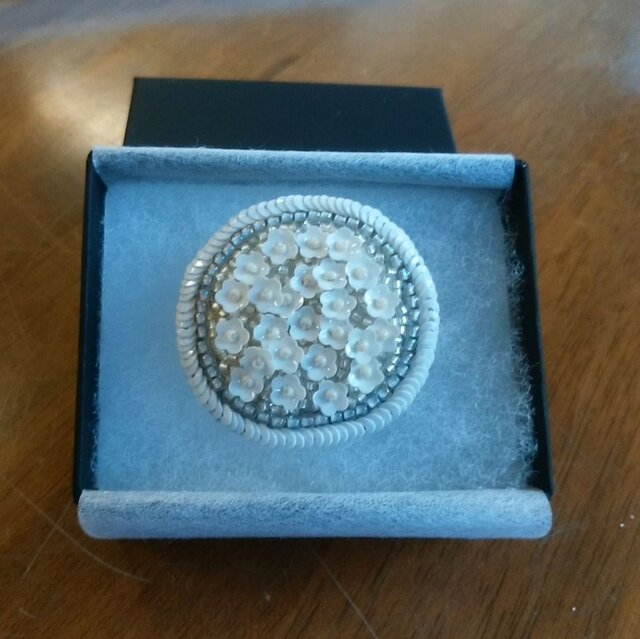 オートクチュール刺繍ブローチ お花のdantaiさん | iichi 日々の暮らし