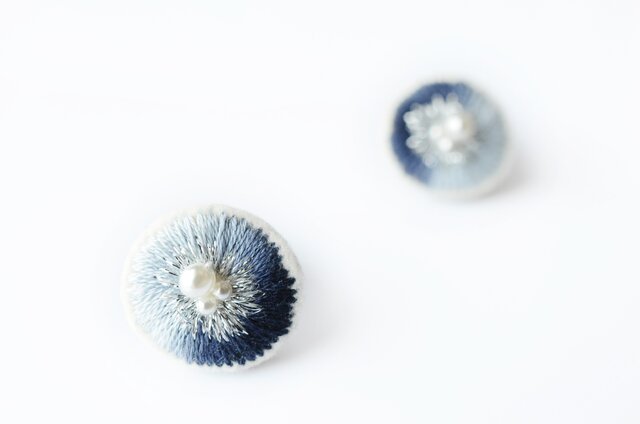 <Stella~遊び好きの星~>刺繍ピアス◎夜明けの星◎ネイビー◎2way★ロングポスト変更可能の画像1枚目