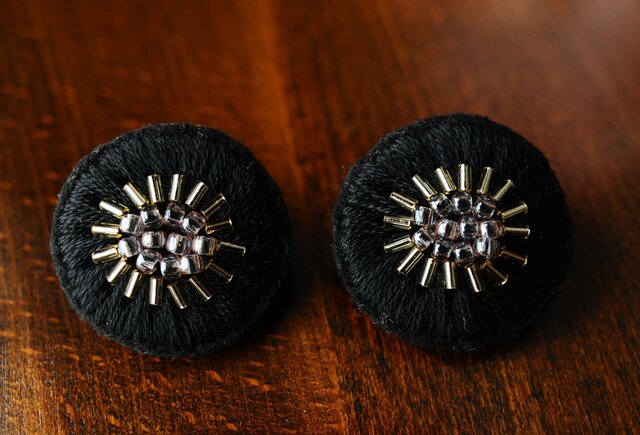 <Stella "Sis" ~遊び好きの星~>刺繍ピアス◎ブラック/黒◎2way★ロングポスト変更可能の画像1枚目