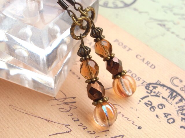 シャンパンカラーのビーズのピアス 秋 ベージュ 茶色 ブラウン ロング