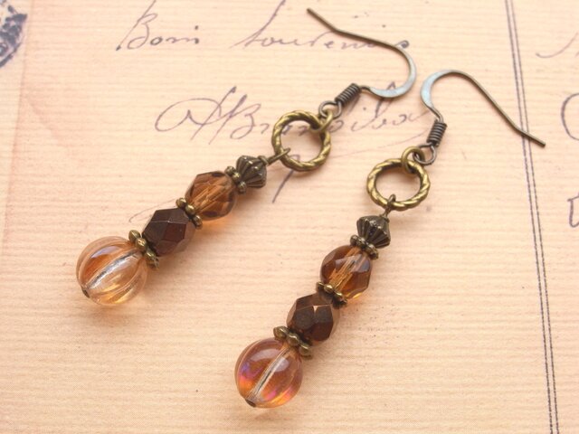 シャンパンカラーのビーズのピアス 秋 ベージュ 茶色 ブラウン ロング