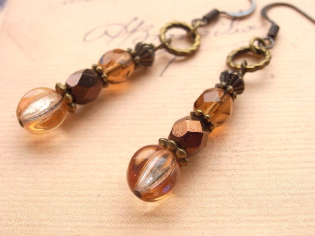 シャンパンカラーのビーズのピアス 秋 ベージュ 茶色 ブラウン ロング