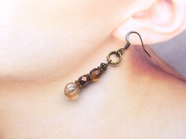 シャンパンカラーのビーズのピアス 秋 ベージュ 茶色 ブラウン ロング