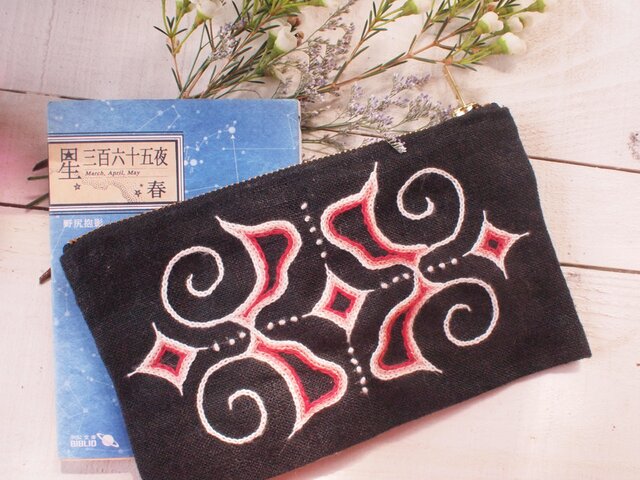 アイヌ文様 両面刺繍ポーチ 草木染を使っての画像1枚目