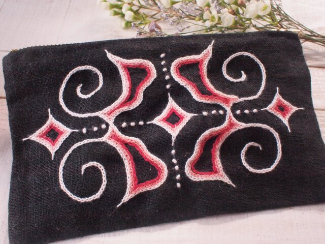 アイヌ模様の刺繍 アイヌ文様 両面刺繍ポーチ 草木染を使って | iichi 日々の
